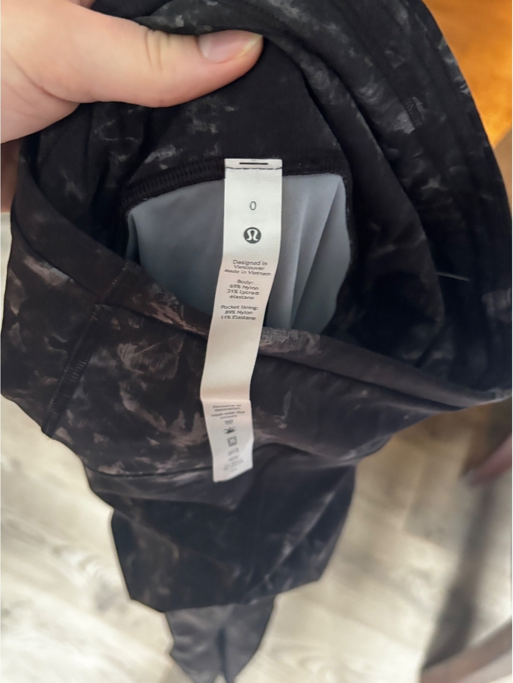 Lululemon Black and Gray Patterned Leggings Size 0 - Picture 3 of 3